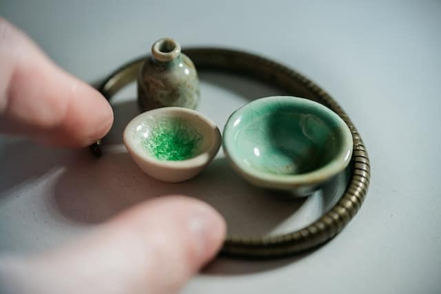 start small  - little bowls with hand for perspective