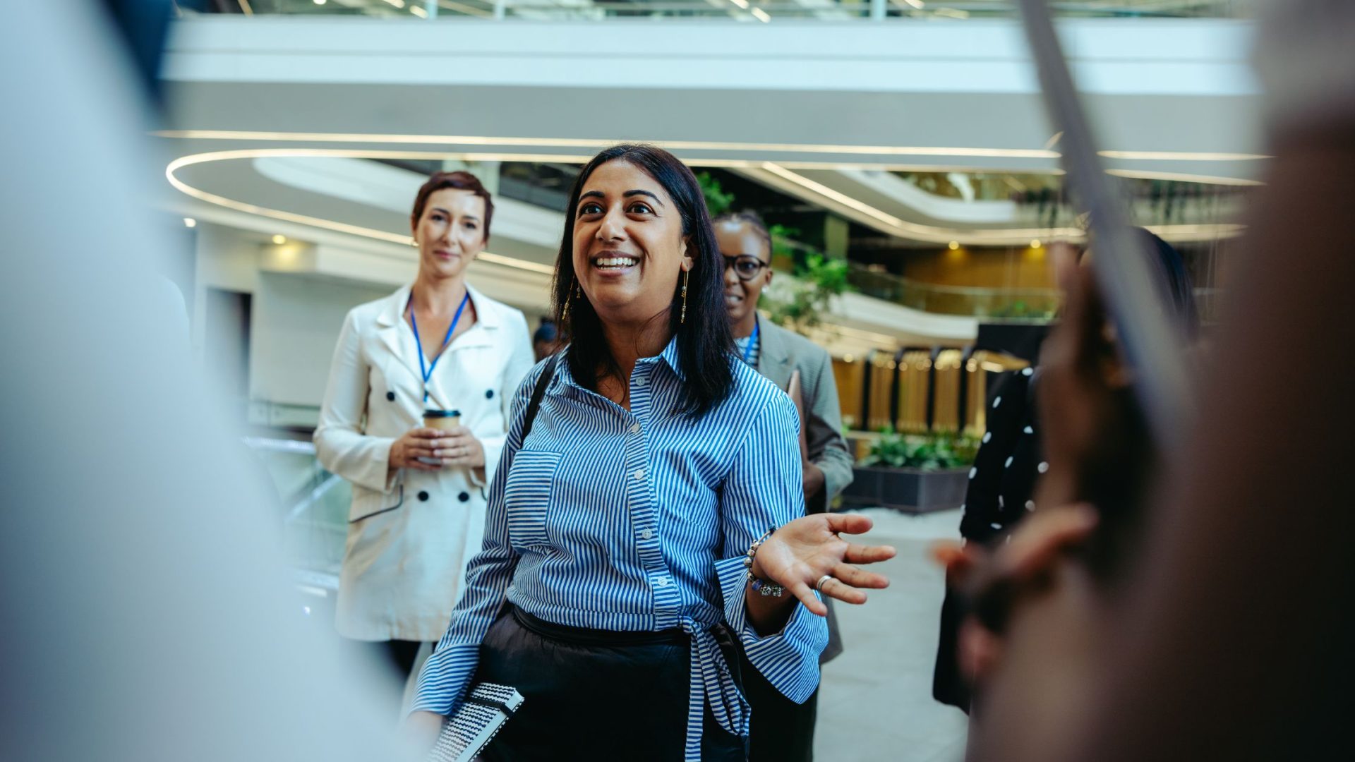 how to introduce yourself at a networking event - business woman introducing herself