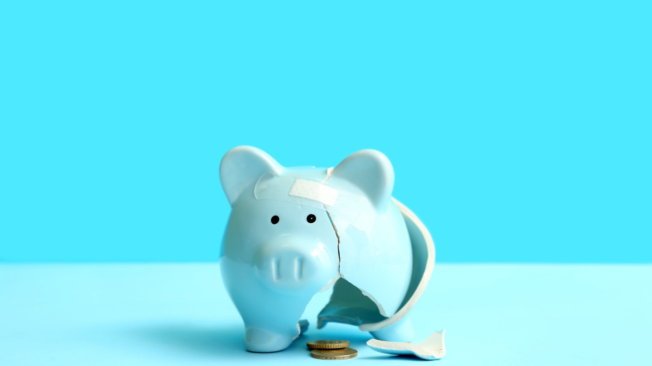 how to market your business with no money - broken piggy bank