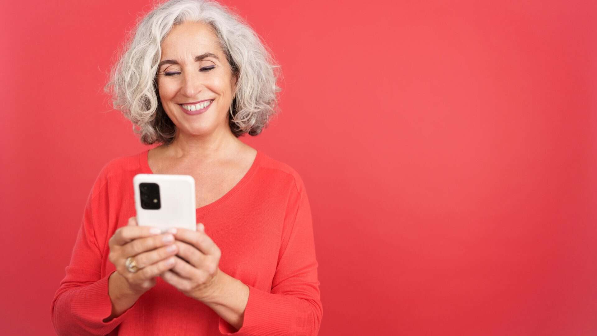 woman reading on mobile device - how to write a how-to guide